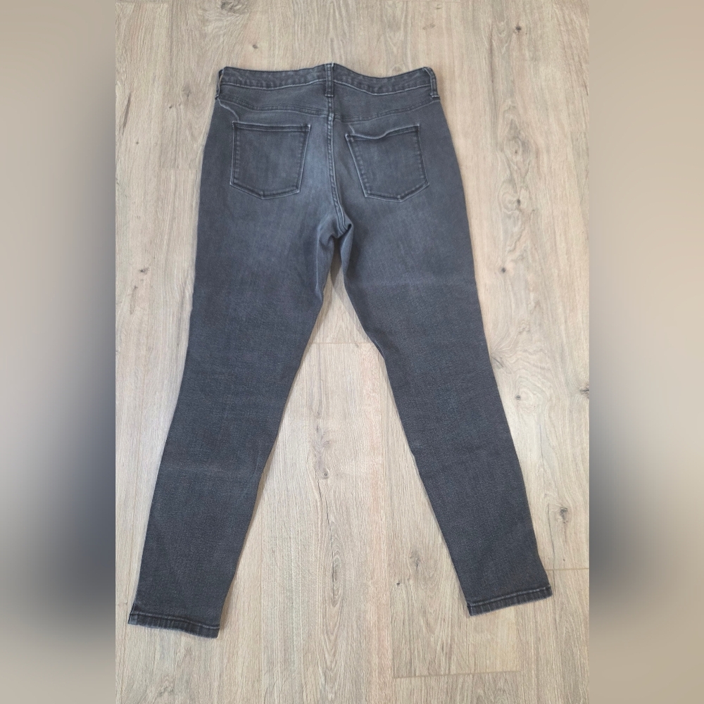 Universal Thread Dark Gray Capris - Picture 2 of 4